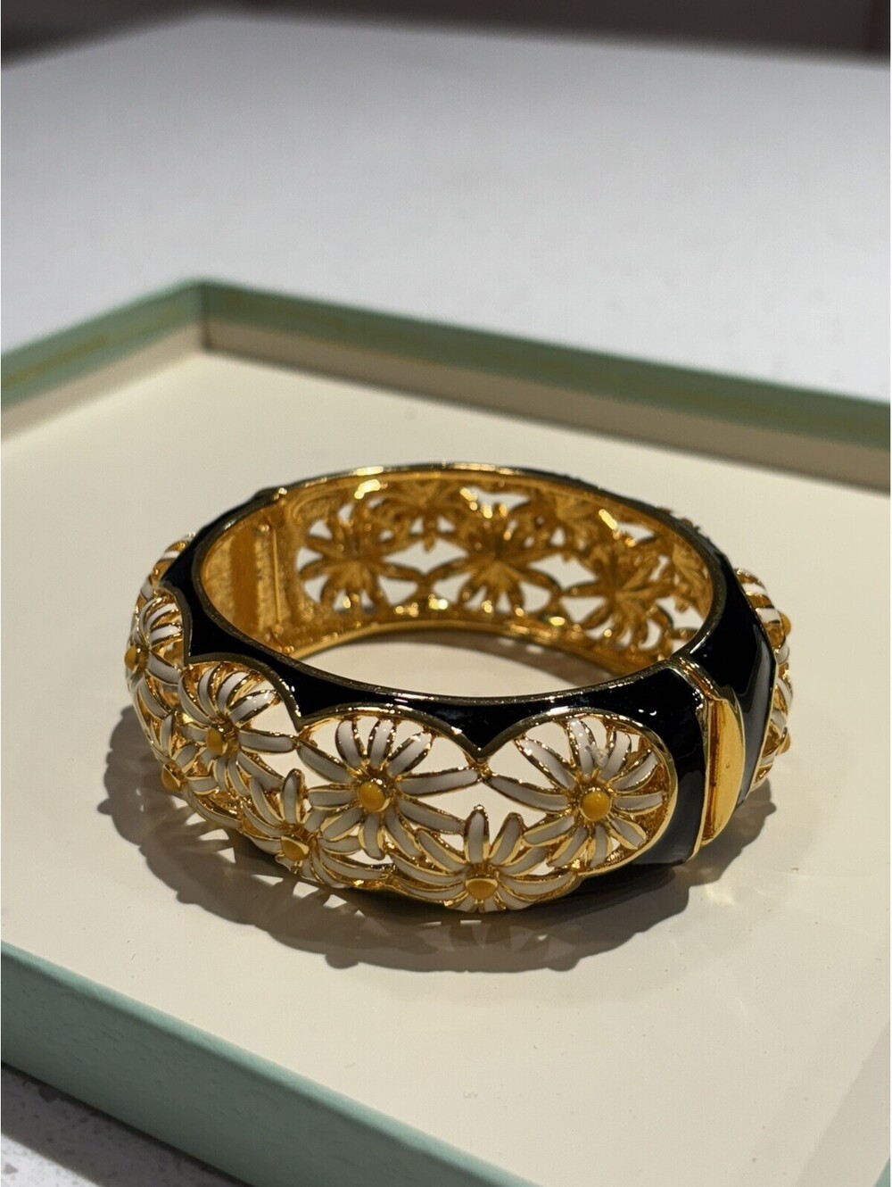 Joan Rivers Women’s Bangle Bracelet Chunky Wide Gold Plated Enamel Daisy 7.25”